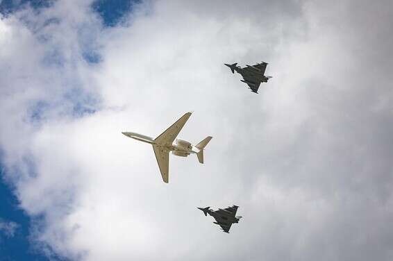 בין זיכרון לביטחון. מטס הצדעה // צילום: דו"צ
